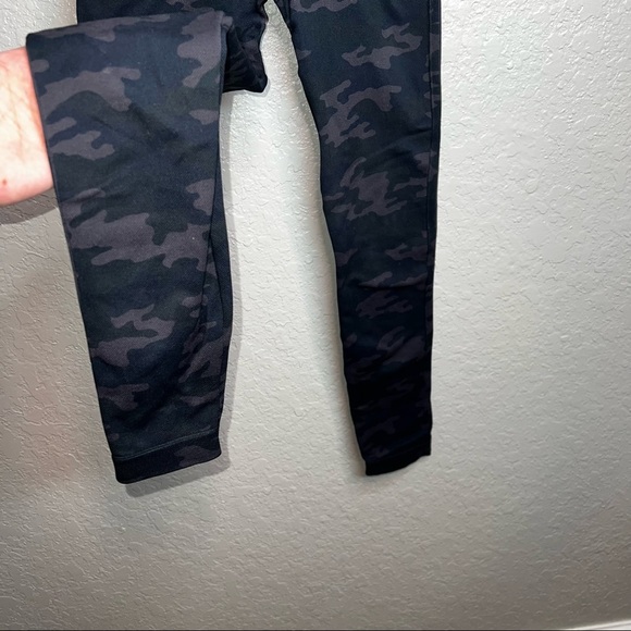 BNWOT SPANXCamo Printed Leggings - Picture 4 of 8